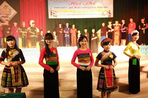 Các thí sinh tham gia trình diễn trang phục dân tộc.